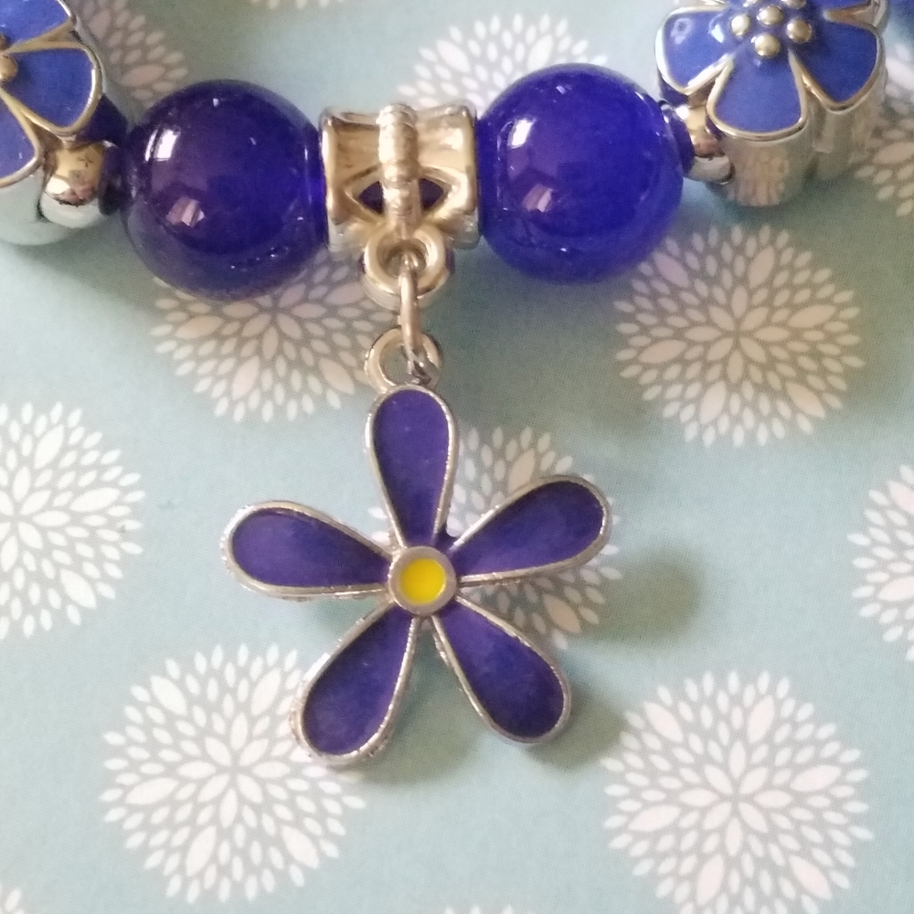 Blue bead bracelet with flower charms - Picture 2 of 3
